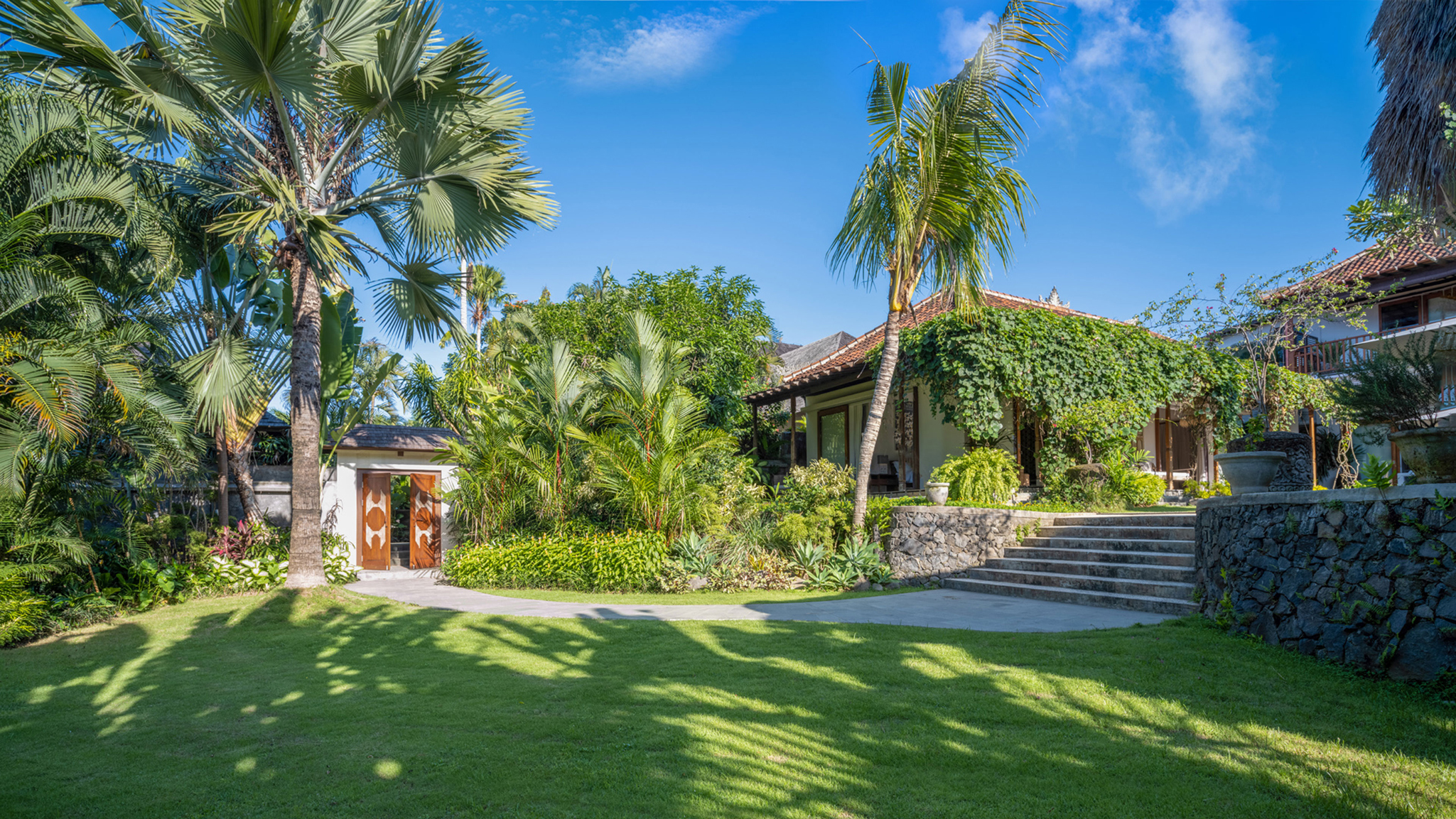 Villa Mandalay Dua - Spacious lawn by the entrance Villa Mandalay Dua - Spacious lawn by the entrance